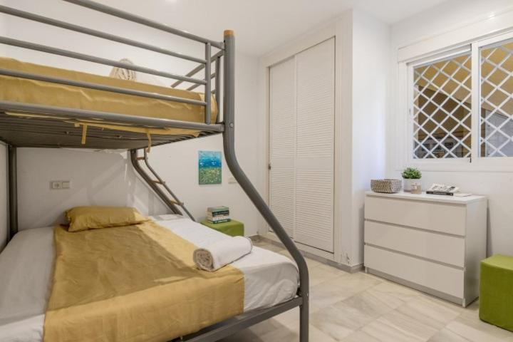 3bedr Ap - 1min Walk To The - Park Elviria -